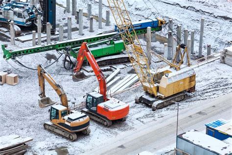 do construction workers work in the winter